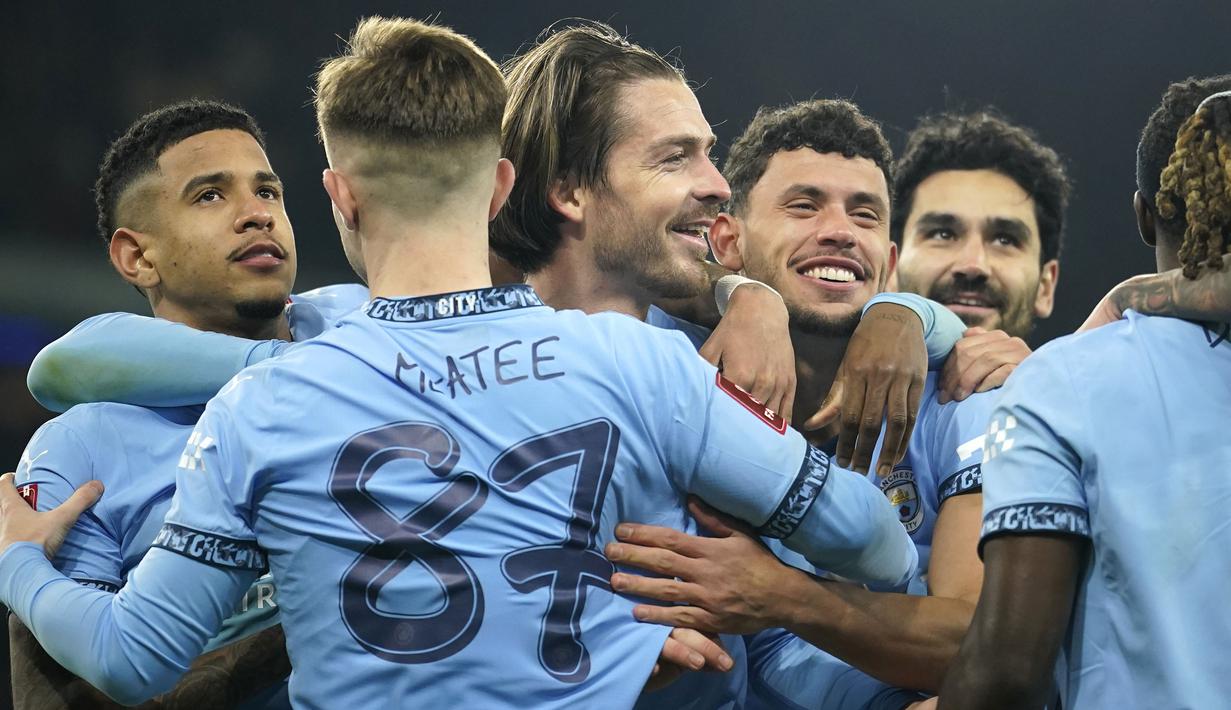 Pemain Manchester City merayakan gol yang dicetak oleh Jack Grealsih ke gawang Salford City pada laga lanjutan Piala FA 2024/2025 di Etihad Stadium, Manchester, Inggris, Minggu (12/01/2025). (AP Photo/Dave Thompson)