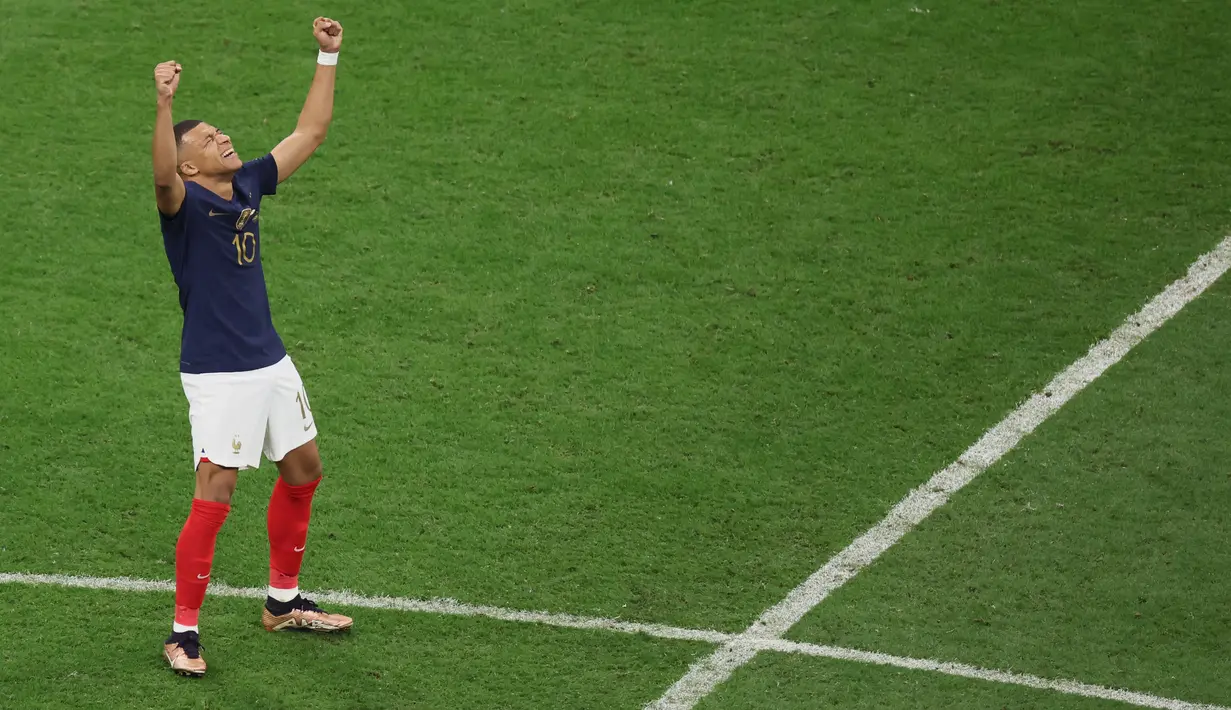 Penyerang #10 Prancis Kylian Mbappe merayakan kemenangan timnya atas Inggris pada laga perempat final Piala Dunia 2022 di Al Bayt Stadium, Minggu (11/12/2022) dini hari WIB. Pada pertandingan tersebut, Prancis menang dengan skor 2-1 atas Inggris dan lolos ke babak semifinal. (JACK GUEZ / AFP)