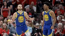 Pebasket Golden State Warriors, Stephen Curry, melakukan selebrasi usai menaklukkan Portland Trail Blazers pada laga NBA 2019 di Moda Center, Senin, (20/5). Warriors menang 119-117 atas Blazers. (AP/Craig Mitchelldyer)