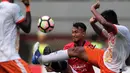 Duel pemain Persija Jakarta, Hargianto (tengah) dan pemain Perseru Serui, Zaenuri (kanan) pada lanjutan Liga 1 2017 di Stadion Patriot Bekasi, Selasa (19/9/2017). Persija menang 1-0. (Bola.com/Nicklas Hanoatubun)