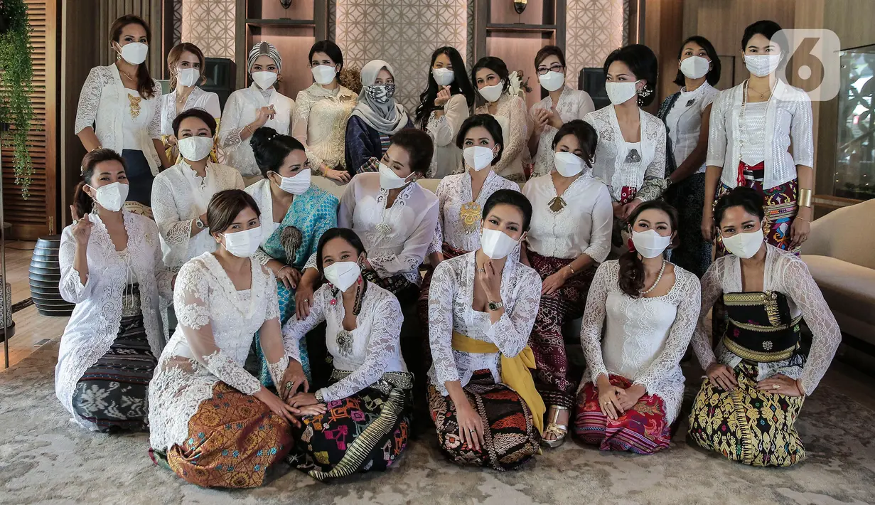 21 Perempuan dari berbagai profesi berkerjasama dengan Belantara Budaya Indonesia menggunakan 21 Wastra mengadakan fashion show dalam acara memperingati Hari Kartini, di Jakarta, Rabu (21/04/2021). (Liputan6.com/Johan Tallo)
