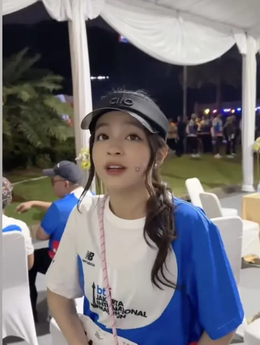 Tanpa terkesan istimewa, Eca tampil begitu natural dengan makeup minimalis.  [Foto: instagram/ ElsaaJapasal]