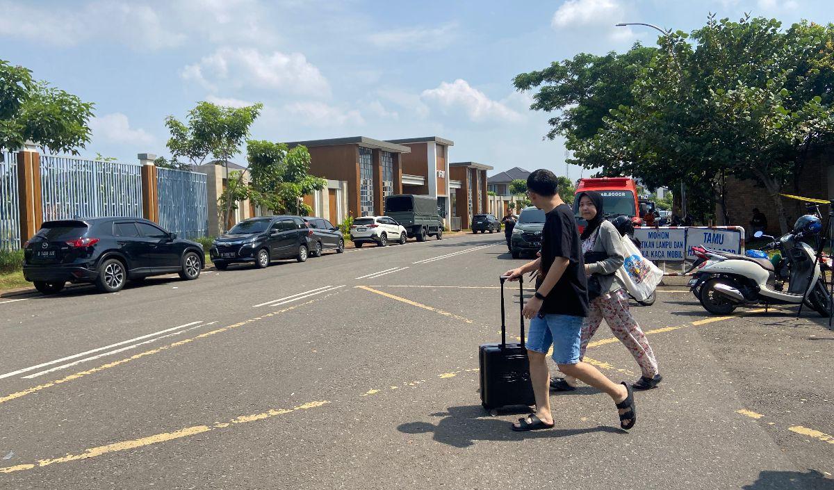 Pihak keamanan yang berjaga mengatakan, penghuni rumah yang tinggal di Klaster Visalia diizinkan masuk secara terbatas. Mereka dibolehkan dengan bergantian untuk mengambil barang diperlukan.<br>
