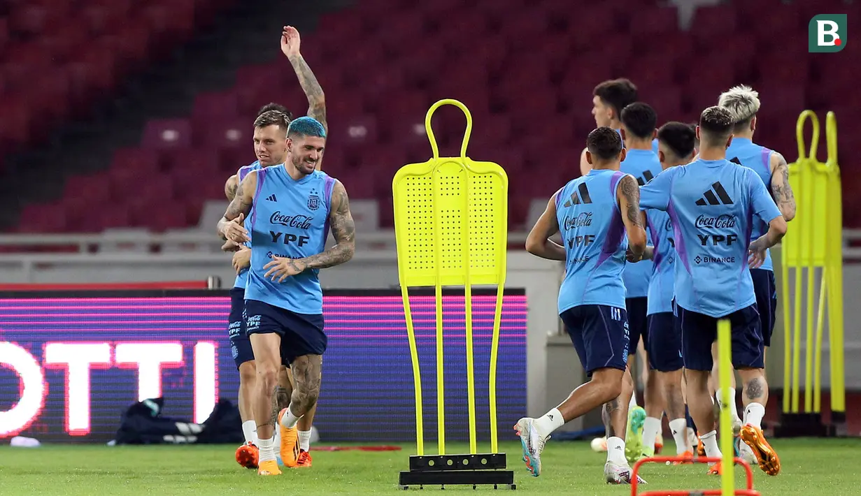 <p>Pemain Timnas Argentina, Rodrigo De Paul bersama rekan satu tim melakukan latihan resmi menjelang laga FIFA Matchday melawan Timnas Indonesia di Stadion Utama Gelora Bung Karno (SUGBK), Jakarta, Minggu (18/06/2023). (Bola.com/Bagaskara Lazuardi)</p>