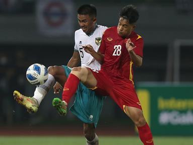 Pemain Timnas Indonesia U-19, Kakang Rudianto(kiri) berebut bola dengan pemain Timnas Vietnam U-19, Nguyen Gian Tan saat laga Grup A Piala AFF U-19 2022 antara Timnas Indonesia U-19 melawan Timnas Vietnam U-19 di Stadion Patriot Candrabhaga, Bekasi, Jawa Barat, Sabtu (02/07/2022). (Bola.com/Ikhwan Yanuar)