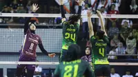 Bintang Bank Jatim Megawati Hangestri Pertiwi mencoba melewati blok pemain Rajawali O2C pada laga final four Livoli Divisi Utama 2025 di GOR Ki Mageti, Magetan, Sabtu (11/10). Bank Jatim menang 3-0 (25-15, 25-17, 25-16). (foto: PBVSI)