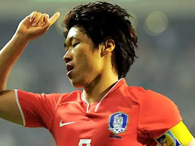 South Korea's Park Ji-Sung reacts after scoring the second goal against United Arab Emirates during the Asian qualifiers for the 2010 FIFA World Cup in Seoul on October 15, 2008. South Korea won the match 4-1. AFP PHOTO/KIM JAE-HWAN