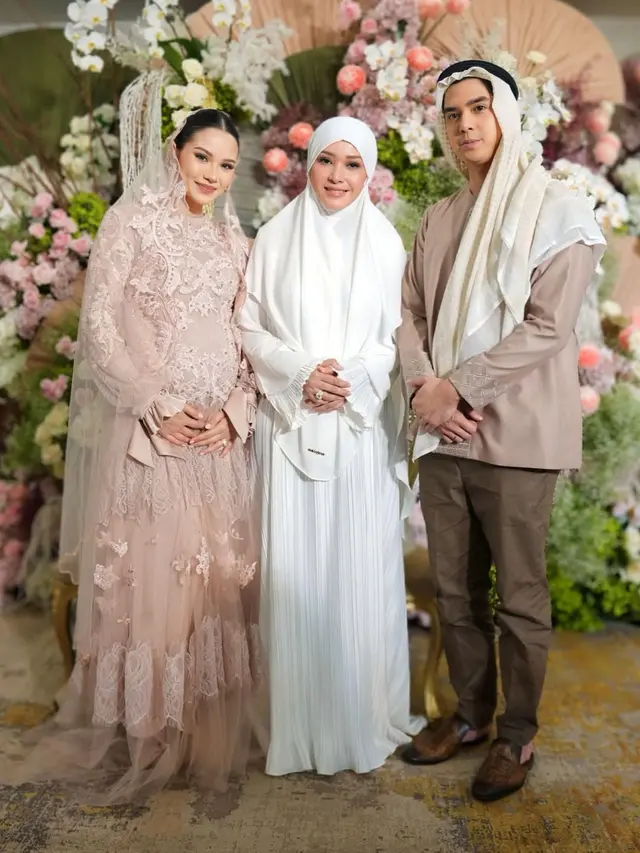 5 Potret Beda Gaya Gamis Maia Estianty & Mulan Jameela di 4 Bulanan Alyssa Daguise