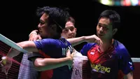 Ganda putra Indonesia&nbsp;Mohammad Ahsan/Hendra Setiawan mengalahkan rekannya&nbsp;Fajar Alfian/Muhammad Rian Ardianto pada semifinal Kejuaraan Dunia Bulu Tangkis 2022. The Daddies menang rubber game&nbsp;23-21, 12-21, dan 21-16 di&nbsp;Tokyo Metropolitan Gymnasium, Tokyo, Jepang, Sabtu (27/8). (foto: PBSI)