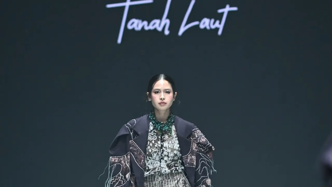 Pesona 3 Aktris Multitalenta Maudy Ayunda, Sheila Dara, dan Titi Radjo Melenggang di Runway PIFW 2025