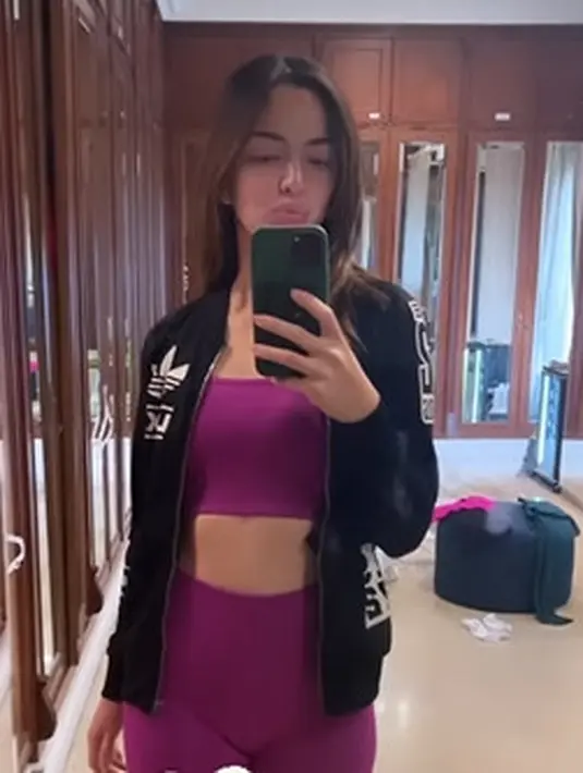 Ia pun tampil playful dengan sport bra dan short yang dilapisi dengan jaket hitam [instagram/ramadhaniabakrie]