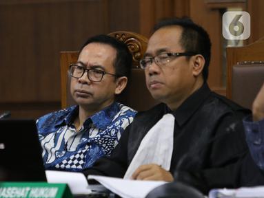 Terdakwa kasus tindak pidana pencucian uang dan korupsi Tubagus Chaeri Wardana alias Wawan (kiri) menjalani sidang lanjutan di Pengadilan Tipikor, Jakarta, Jumat (14/2/2020). Sidang tersebut beragendakan pemeriksaan saksi yang dihadirkan dua orang saksi dari JPU KPK. (Liputan6.com/Angga Yuniar)