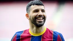 Sergio Aguero - Barcelona harus menelan pil pahit lantaran bomber anyarnya ini harus absen setidaknya selama 10 minggu. Pemain yang merupakan kawan dekat Lionel Messi ini mengalami cedera tendon betis kanan saat menjalani sesi latihan. (Foto: AFP/Lluis Gene)