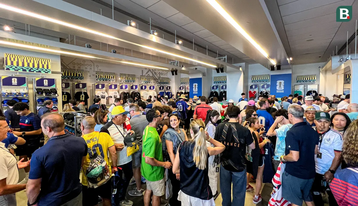 Ratusan suporter memadati FIFA Store di MetLife Stadium, East Rutherford, New Jersey, Amerika Serikat, untuk berburu jersey dan merchandise resmi Piala Dunia 2026 menjelang laga fase grup Prancis melawan Senegal. Antusiasme penggemar membuat area toko dipenuhi pembeli dari berbagai negara. (KLY Sports/Hery Kurniawan)