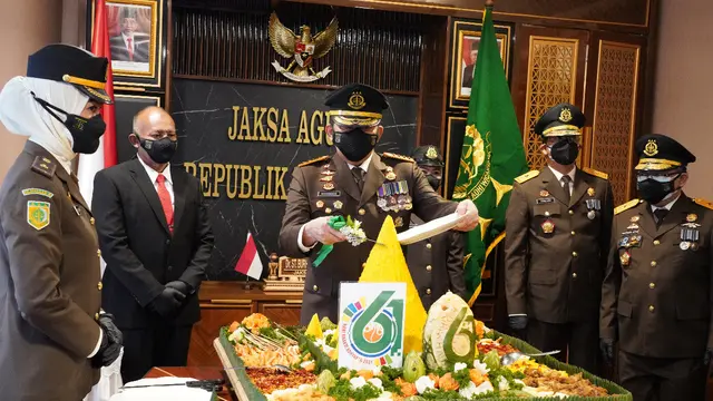 Pemotongan tumpeng pada Peringatan Hari Bhakti Adhyaksa ke-61