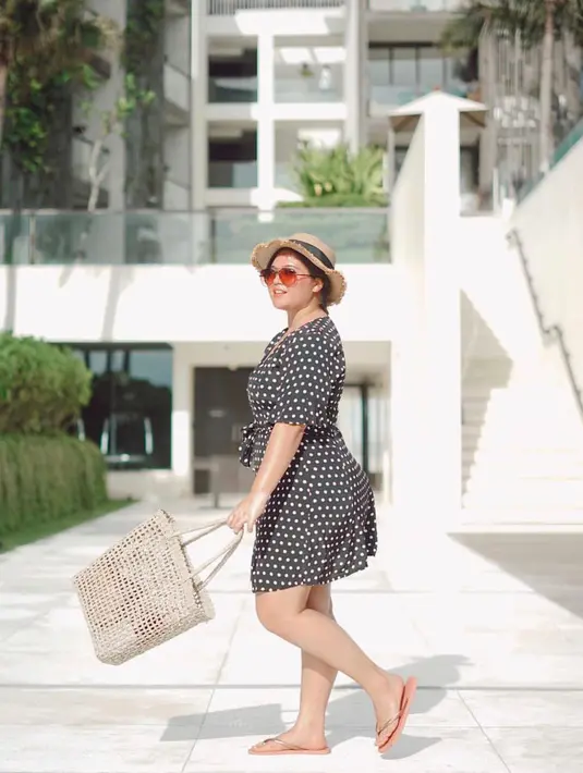 Jika ingin tampil sederhana namun tetap kekinian, maka terusan polkadot adalah jawaban yang sempurna. Kamu dapat menambahkan aksesoris seperti topi dan tas agar tampil sempurna.
