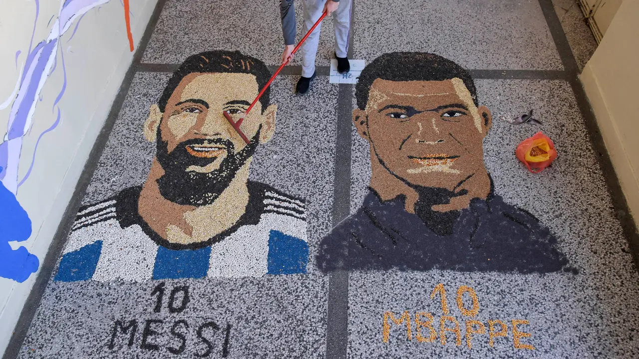 Seniman Kosovo Alkent Pozhegu dengan kreatifnya menyulap biji-bijian beraneka warna menjadi wajah Messi dan Mbappe