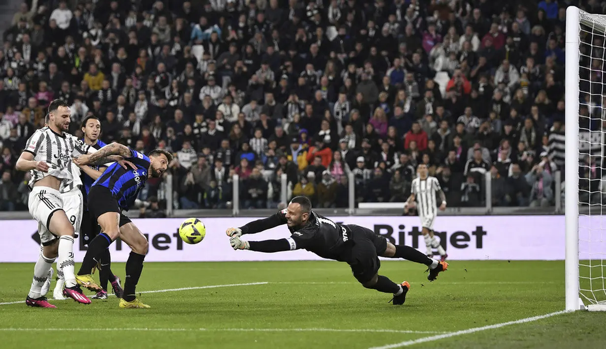 <p>Juventus mendapat peluang pertama mencetak gol melalui Angel di Maria. Tetapi, tendangan penyerang sayap asal Argentina itu masih bisa ditepis kiper Samir Handanovic. (Fabio Ferrari/LaPresse via AP)</p>
