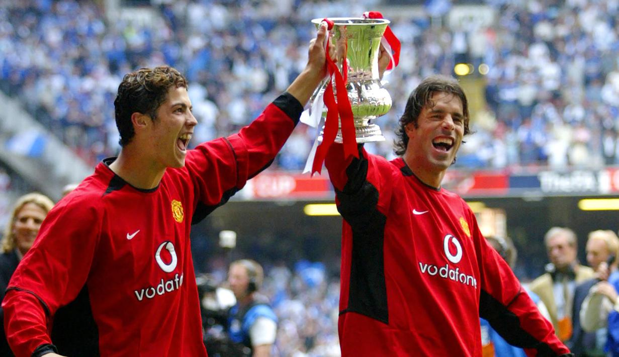Trofi pertama. Cristiano Ronaldo meraih trofi pertamanya bersama Manchester United saat memenangi final Piala FA 2003/2004 dengan mengalahkan Millwall 3-0. Cristiano Ronaldo menjadi pencetak gol pertama dalam final yang digelar di Wembley, 22 Mei 2004. (Foto: AFP/Pool/Jim Watson)