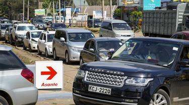 Kendaraan mengantre untuk bahan bakar di sebuah pompa bensin di pinggiran Karen, Nairobi, 4 April 2022. Kenya mengalami kekurangan bahan bakar di pompa bensin dengan antrean panjang pengendara yang menunggu untuk dilayani dan membatasi jumlah yang dapat diperoleh pelanggan. (AP Photo/Khalil Senosi)