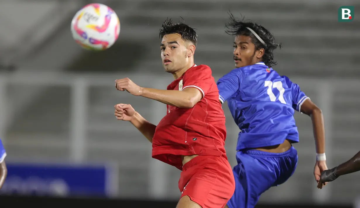 <p>Pemain Timnas Indonesia U-20, Jens Raven (kiri) berebut bola dengan pemain Maladewa, Abdulla Looth Ibrahim pada laga Kualifikasi Piala Asia U-20 2025 di Stadion Madya, Senayan, Jakarta,&nbsp;Rabu(25/09/2024). (Bola.com/M Iqbal Ichsan)</p>