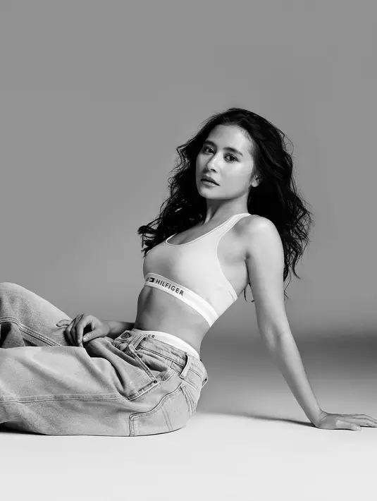 Dalam potret tersebut, Prilly padukan sport bra dan panties dengan oversized jeans. Tak hanya perut six packs, pose ini juga pamerkan otot kekar di lengan Prilly [@prillylatuconsina96]