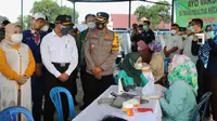 Menko PMK Muhadjir Effendy meninjau pelaksanaan vaksinasi COVID-19 di Taman Dealova, Kota Pangkal Pinang, Provinsi Bangka Belitung pada Sabtu, 25 September 2021. (Dok Kemenko PMK)