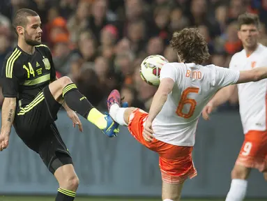 Duel panas terjadi di laga persahabatan antara Belanda melawan Spanyol di Amsterdam Arena, Belanda, Rabu (1/4/2015). Belanda menang 2-0 atas Spanyol. (REUTERS/Toussaint Kluiters)