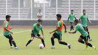 Pemain Timnas Indonesia, Bagas Adi, menggiring bola saat latihan di Stadion Madya Senayan, Jakarta, Rabu (21/11). Latihan ini persiapan jelang laga Piala AFF 2018 melawan Filipina. (Bola.com/M. Iqbal Ichsan)