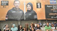 Pendukung pasangan Agus Yudhoyono - Sylviana Murni menunggu acara nonton bareng debat Cagub DKI Jakarta di Wisma Proklamasi, Jakarta, Jumat (27/1). Tim Pemenangan AHY - Sylvi gelar nobar debat Cagub DKI 2017. (Lipputan6.com/Yoppy Renato)