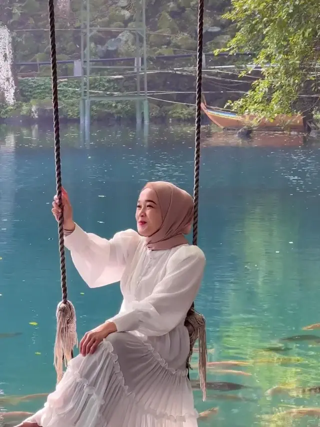 Pesona Ririe Fairus di Telaga Biru, Cantik Bak Peri di Negeri Dongeng
