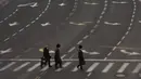 Pria Yahudi menyeberang jalan utama saat peringatan Yom Kippur, atau Hari Pendamaian, yang berlangsung ketika Israel memberlakukan penguncian nasional (lockdown) selama tiga minggu, di Yerusalem pada Senin (28/9/2020). (AP Photo/Maya Alleruzzo)
