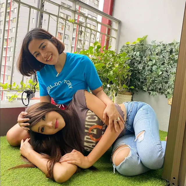 Kerap Kolab Bareng, Ini 6 Potret Keakraban Farida Nurhan dan Lucinta Luna