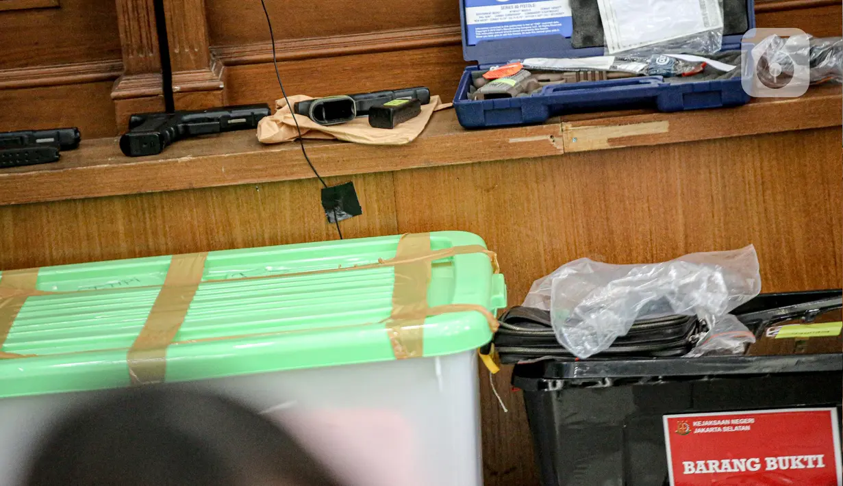 Senjata maupun magazinenya dihadirkan dalam sidang lanjutan kasus pembunuhan Brigadir Yosua Hutabarat atau Brigadir J dengan terdakwa Ferdy Sambo dan Putri Chandrawathi di PN Jakarta Selatan, Jakarta, Selasa (22/11/2022). Jaksa Penuntut Umum (JPU) menunjukkan beberapa senjata mulai dari senjata laras panjang AUG Steyr, senjata glock 17, hingga HS. (Liputan6.com/Faizal Fanani)