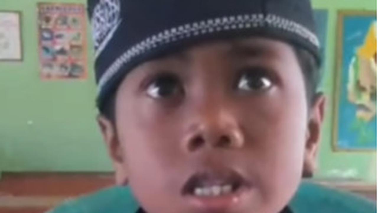 Bocah SD Menangis Ditanya Guru Kenapa Belum Cukur Rambut, Terungkap Ditinggal Ayah Ibu Jadi TKI Sejak Umur 3 Tahun