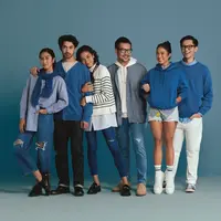 Simak outfit Reza Rahadian, Putri Marino, Renatta Moeloek, Kareyca Moeloek, Ferry Salim dan Brandon Salim dengan warna biru (UNIQLO)