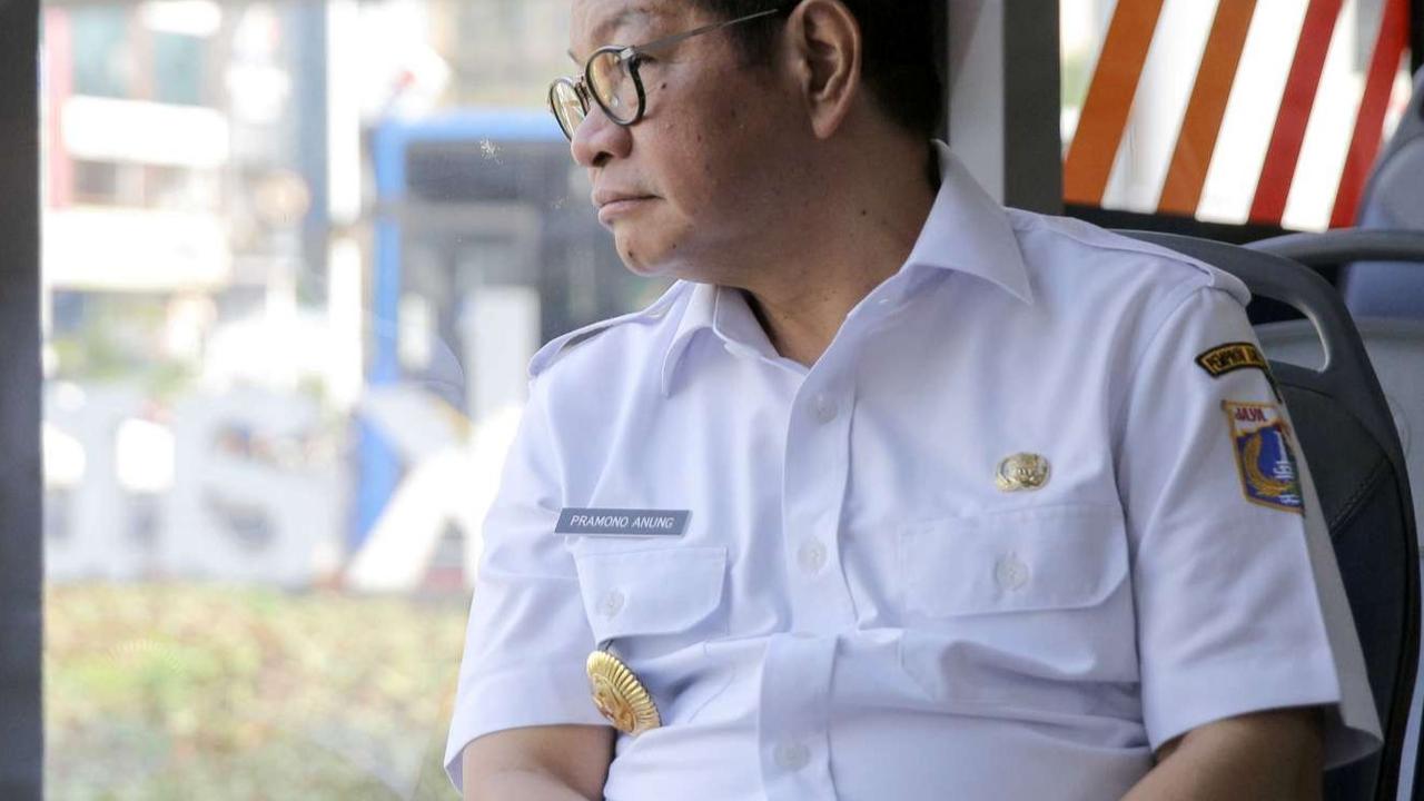 Momen Pramono Anung Naik Transjakarta di Hari Pertama ASN Wajib Gunakan Transportasi Umum