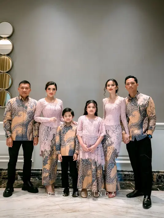 Sementara itu keluarga Anang Ashanty mengenakan kebaya warna pink selaras dengan kemeja dan rok batik nuansa peach-grey. [@deafebrindagallery].