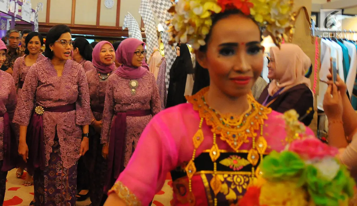 Menteri Keuangan Sri Mulyani melihat-lihat gerai pakaian saat membuka DhawaFest Pesona 2019 di Kementerian Keuangan, Jakarta, Rabu (8/5/2019). Sebanyak 205 pelaku UKM meramaikan DhawaFest Pesona 2019. (Liputan6.com/Angga Yuniar)