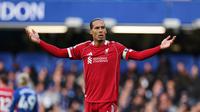 Virgil van Dijk (Liverpool) memberi isyarat dalam laga Liga Primer Inggris antara Chelsea dan Liverpool di Stamford Bridge, London, 4 Oktober 2025. (AP Photo/Ian Walton)