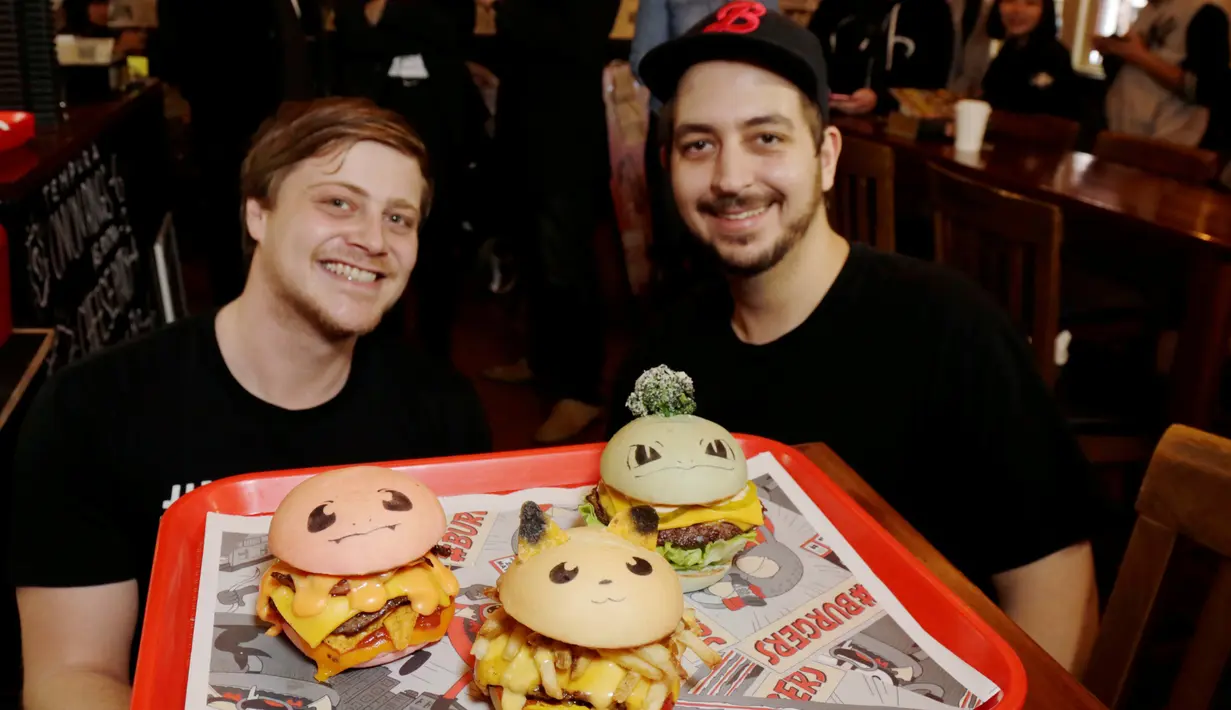 Sebuah burger 'Pokeburg' dengan nama 'Bulboozaur' yang terinspirasi dari karakter game fenomena Pokemon Go diperlihatkan di restoran Down N 'Out Burger, Sydney, Australia, (26/8). (REUTERS/Jason Reed)