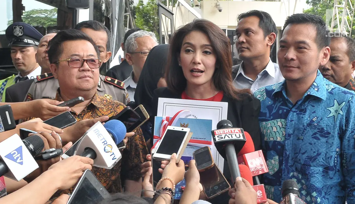 Ketua Pansus angket Pelindo II Rieke Dyah Pitaloka memberikan keterangan kepada awak media usai bertemu dengan pimpinan KPK di Jakrata,  Senin (17/7). (Liputan6.com/Helmi Afandi)