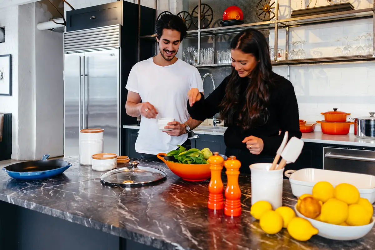 Memasak bersama bisa menjadi aktivitas yang seru dan romantis.