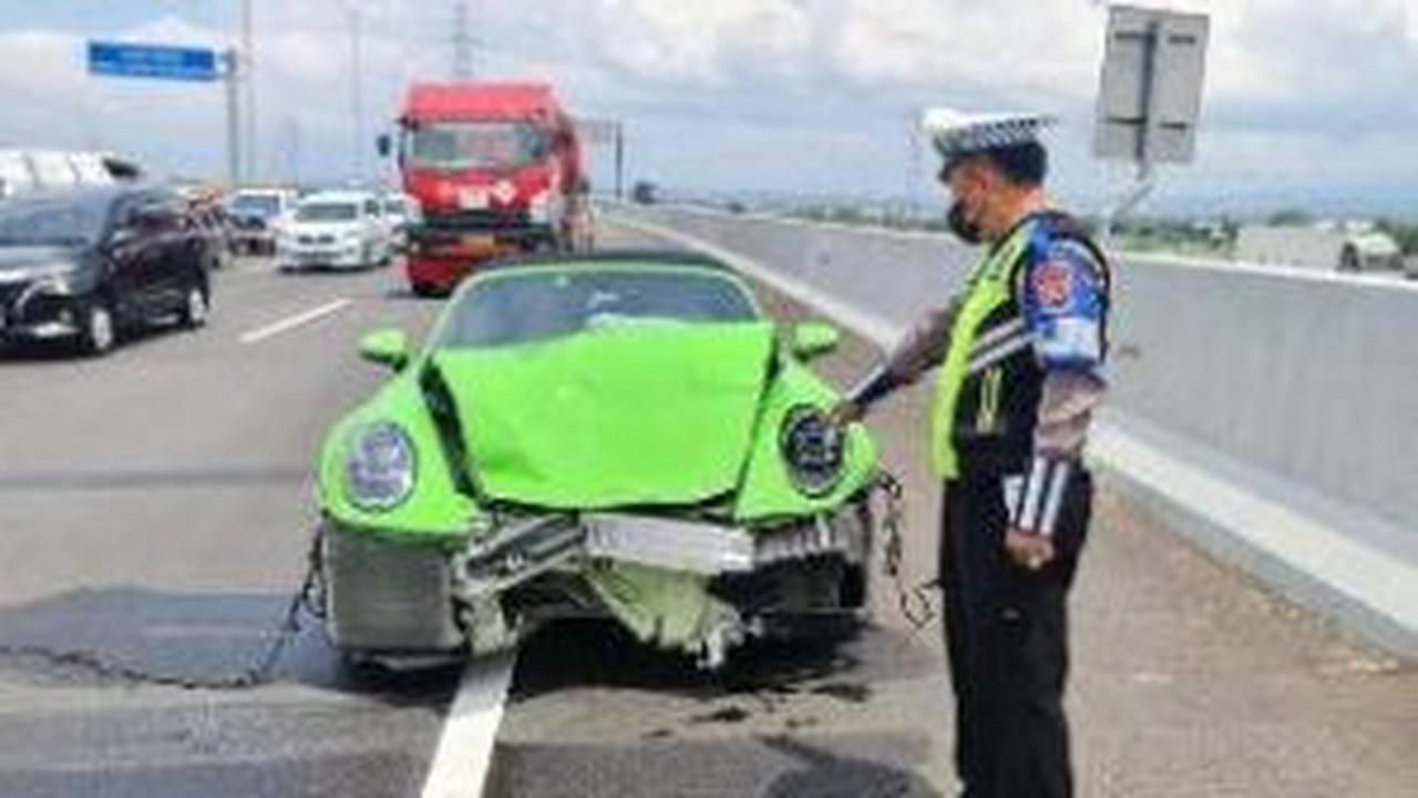 Kondisi Porsche ringsek depan usai menabrak. (Istimewa)
