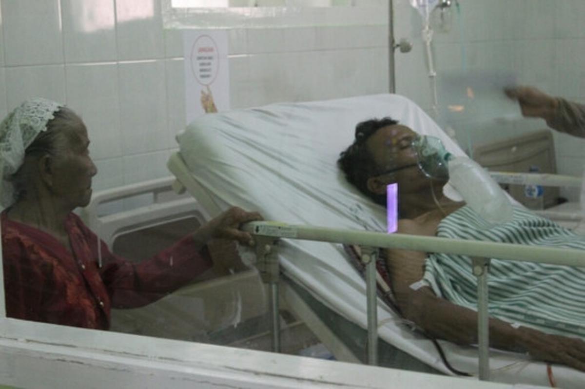 Melihat kondisi Tosan terbaring kritis di rumah sakit