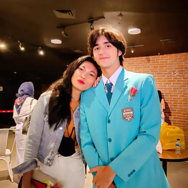 6 Potret Kebersamaan Emiliano Cortizo dan Sang Ibunda, Bak Kakak Adik