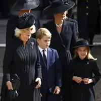 Permaisuri Camilla, Pangeran George dan Putri Charlotte. (Hannah Mckay/Pool Photo via AP)