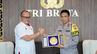 KONI Jawa Barat memberikan penghargaan kepada Irjen Akhmad Wiyagus sebagai "Tokoh Olahraga Jawa Barat". (Tim News).