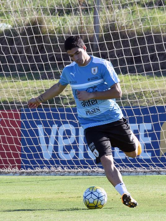 Luis Suarez berlatih bersama Timnas Uruguay di Lapangan Complejo Celeste, Montevideo, Uruguay, (21/3/2016). (AFP/Miguel Rojo) 