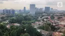 Lansekap permukiman dan gedung bertingkat terlihat di Pasar Minggu, Jakarta, Minggu (25/10/2020). Menurut data terbaru Kementerian PUPR sampai medio 2019 lalu, baru 13 dari 174 kota di Indonesia yang memahami pentingnya RTH bagi pembangunan dan pengembangan wilayah. (Liputan6.com/Immanuel Antonius)